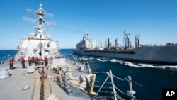 Arhiva - Američki razarač naoružan navođenim raketama, USS Balkelej, učestvuje u pretakanju nafte na moru sa tankerom USNS Džon Letal, u Omanskom zalivu.