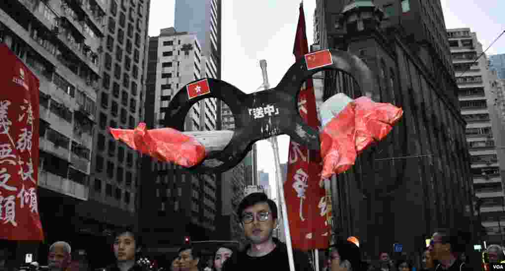 社民連主席吳文遠高舉遊行道具反對”送中條例”。(美國之音湯惠芸攝)