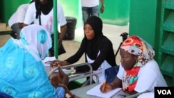 In Dakar, Senegal, women get free breast and cervical cancer tests. The event was organized by nonprofit organization and held at a health center, April 2017. (S. Christensen/VOA)