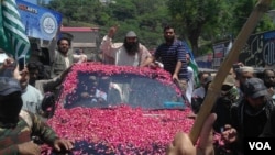 Syed Salahuddin led a protest rally before addressing a press conference in Muzafarabad, capital of Pakistani-controlled Kashmir, July 1, 2017. (VOA photo)
