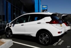Un vehículo eléctrico Chevrolet Bolt se ve en Stewart Chevrolet en Colma, California, Estados Unidos, el 3 de octubre de 2017.