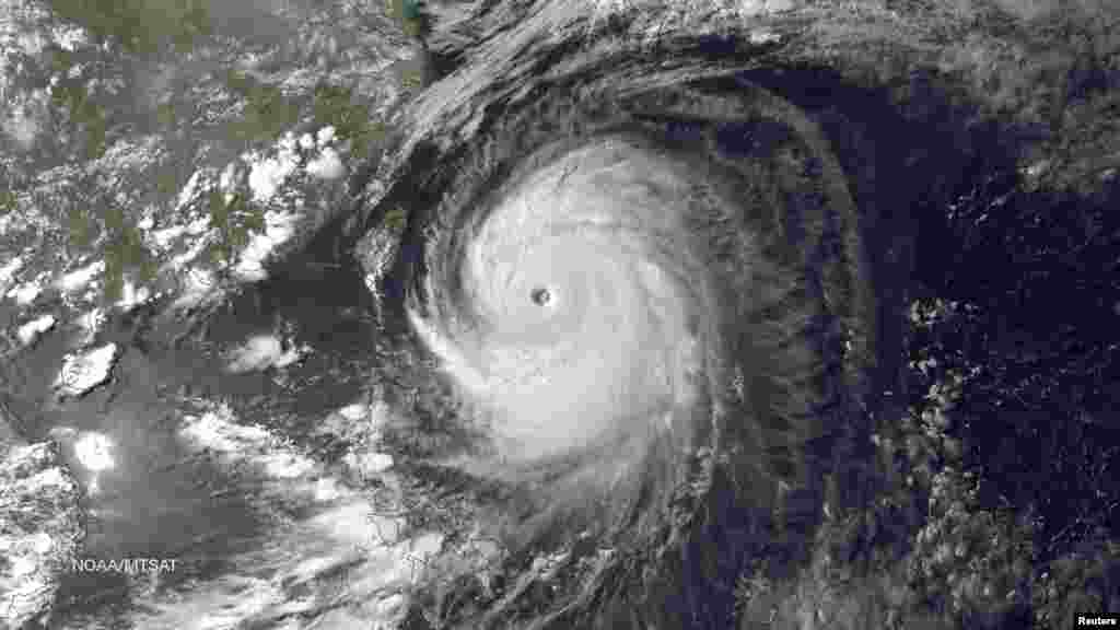 Super Topan Neoguri di Samudera Pasifik, mendekati Jepang, seperti tampak pada gambar yang diambil menggunakan satelit MTSAT-2 pada 7 Juli 2014.