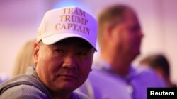 Partidarios asisten a la fiesta nocturna del caucus de Nevada del candidato presidencial republicano y expresidente estadounidense Donald Trump en el Treasure Island Resort & Casino en Las Vegas, Nevada, el 8 de febrero de 2024