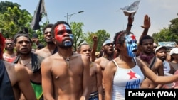 Mahasiswa Papua dari Jakarta, Tangerang dan Bogor menggelar unjuk rasa di depan istana presiden, Kamis, 22 Agustus 2019. (Foto: VOA / Fathiyah)