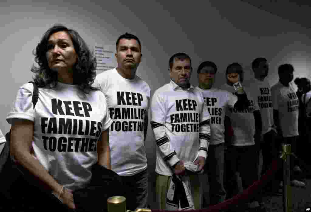 Para advokat reformasi imigrasi berkumpul di luar ruangan Komite Yudisial Senat di Capitol Hill sebelum menghadiri sidang dengar pendapat mengenai legislasi reformasi imigrasi yang komprehensif (22/4).