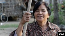 អតីត​មេឃុំ​ត្រពាំងចាន់ អ្នកស្រី ស្ងួន សាមាន ដែល​ត្រូវបាន​បញ្ចប់​ការងារ​កាលពីថ្ងៃទី២០ ខែមីនា បានថ្លែង​ប្រាប់​ VOA​កាលពី​ខែមេសា នៅពេល​ចុះ​សម្ភាសន៍​ដល់​គេហដ្ឋានរបស់អ្នកស្រី ក្នុងភូមិ​ត្រពាំងចាន់ ឃុំត្រពាំងចាន់ ស្រុកបរិបូណ៌ ខេត្តកំពង់ឆ្នាំង។ (ស៊ុន ណារិន/VOA)
