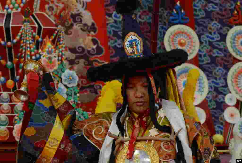 Orang tersuci ketiga Tibet, Gyalwang Karmapa Ogyen Trinley Dorjee ke-17, menarikan tarian Vajra dalam acara Kagyu Monlam ke-31 untuk perdamaian dunia di Bodhgaya. Kagyu Monlam adalah festival doa tahunan di Bodhgaya.