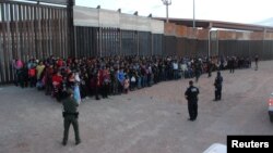 "Con el acceso limitado a duchas y ropa limpia, los detenidos llevaban ropa sucia durante días o semanas", señala el reporte obtenido por NBC. Foto de archivo.
