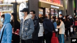 People line up to enter a supermarket hours before a citywide curfew is introduced in Melbourne, Aug 2, 2020.