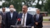 Arhiva - Ambasador Sjedinjenih Američkih Država u Srbiji, Entoni Godfri uručio je u ministru zdravlja Srbije Zlatiboru Lončaru šest novih ambulantnih vozila, namenjenih zdravstvenim ustanovama u Srbiji, u Beogradu, 14. juna 2021. (Foto: Ambasada SAD u Srbiji)