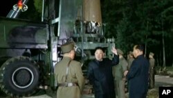 朝鲜官媒2017年7月28日的的视频截图显示，朝鲜领导人金正恩在朝鲜某地的导弹试验场