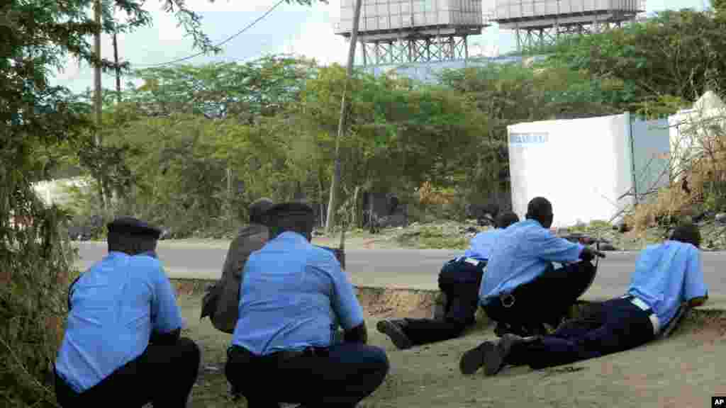 Maafisa wa polisi wa Kenya wachukua hifadhi nje ya chuo kikuu cha Garissa, April 2, 2015.