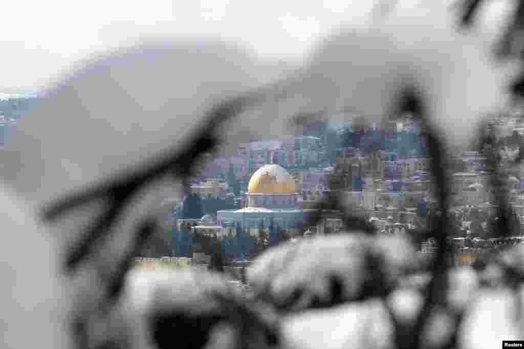Kota tua Yerusalem dan bangunan Dome of the Rock di kawasan yang oleh kaum Muslim dikenal sebagai Noble Sanctuary dan bagi kaum Yahudi disebut Temple Mount terlihat setelah badai salju yang jarang terjadi yang menyelimuti wilayah Yerusalem dan bagian tepi Barat yang diduduki.