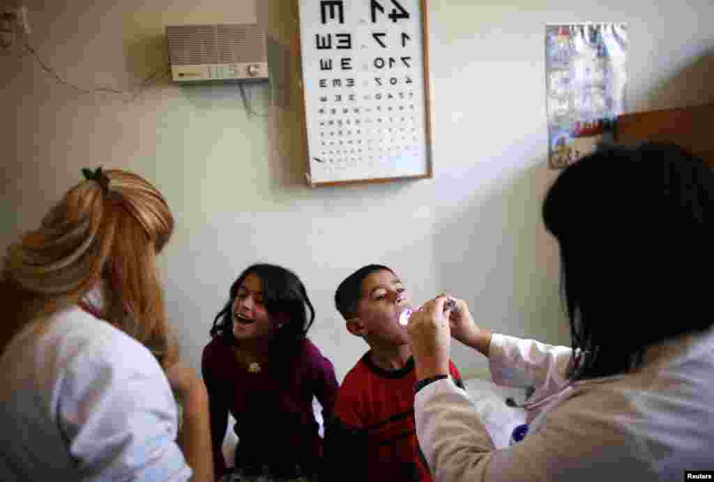 Dokter Bulgaria melakukan pemeriksaan kesehatan terhadap anak-anak Suriah di pusat pengungsi di Sofia 26 Oktober 2013.