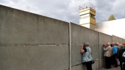 Turistas visitan el memorial del Muro de Berlín en Bernauer Strasse en Berlín, Alemania, el 19 de septiembre de 2019.