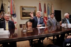 El presidente Donald Trump responde a preguntas de periodistas durante una reunión con líderes del Senado y la Cámara de Representantes en la Casa Blanca. Junio 6 de 2017.