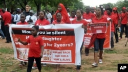 Warga berpawai saat memprotes pemerintah untuk segera menyelamatkan anak-anak perempuan mereka yang diculik Boko Haram di Abuja, Nigeria, 14 April 2016 (Foto: dok).