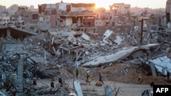 Picha hii inaonyesha mtaa ulioharibiwa na mashambulizi ya Israel katika mji wa Khan Yunis kusini mwa Ukanda wa Gaza, Disemba 2, 2024. Picha ya AFP