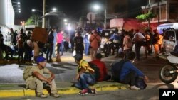 Migrantes hondureños a quienes no se les permite pasar por Guatemala por no tener documentación.[Foto de archivo]