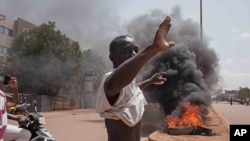 Un manifestant dans Ouagadougou, 18 septembre 2015