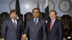 U.S. Special Representative for Afghanistan and Pakistan Marc Grossman (R), Pakistan's FM Jalil Abbas Jilani (C) and Afghan Deputy FM Jawid Ludin (L) pose for the media before their meeting at the Foreign Ministry in Islamabad, April 27, 2012. 