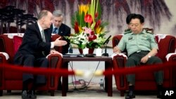 2013年5月28日美白宫国安顾问多尼伦（左）和中共中央军委副主席范长龙（右）在北京的中国国防部举行会谈。