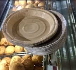 Shops use plates made of paper or leaf to serve customers in Gangtok. (A. Pasricha/VOA)