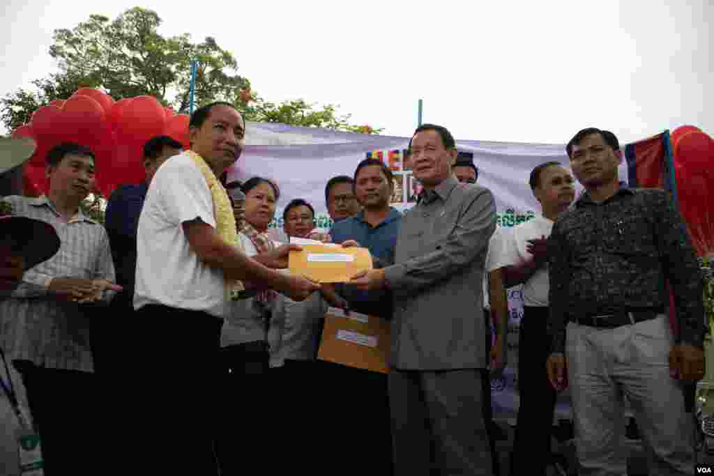 លោក សួន រិនឌី តំណាងរាស្រ្តមណ្ឌលភ្នំពេញ និងជាតំណាងមកពីគណៈកម្មការទីមួយរដ្ឋសភា ទទួលយកញត្តិពីក្រុមសហជីព ក្នុងទិវាពលកម្មអន្តរជាតិលើកទី១៣៣ នៅសួនច្បារមុខក្រុមប្រឹក្សាអភិវឌ្ឍន៍តាមបណ្តោយមាត់ទន្លេ នាថ្ងៃទី១ ខែឧសភា ឆ្នាំ២០១៩។(កាន់ វិច្ឆិកា/VOA)