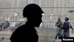 Policías afganos vigilan. El grupo talibán ha asumido la autoría del atentado.