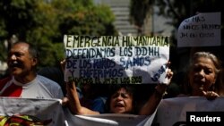 Personas protestan frente al hospital infantil J. M. de los Ríos por falta de medicamentos, en Caracas, Venezuela 12 de marzo de 2020.