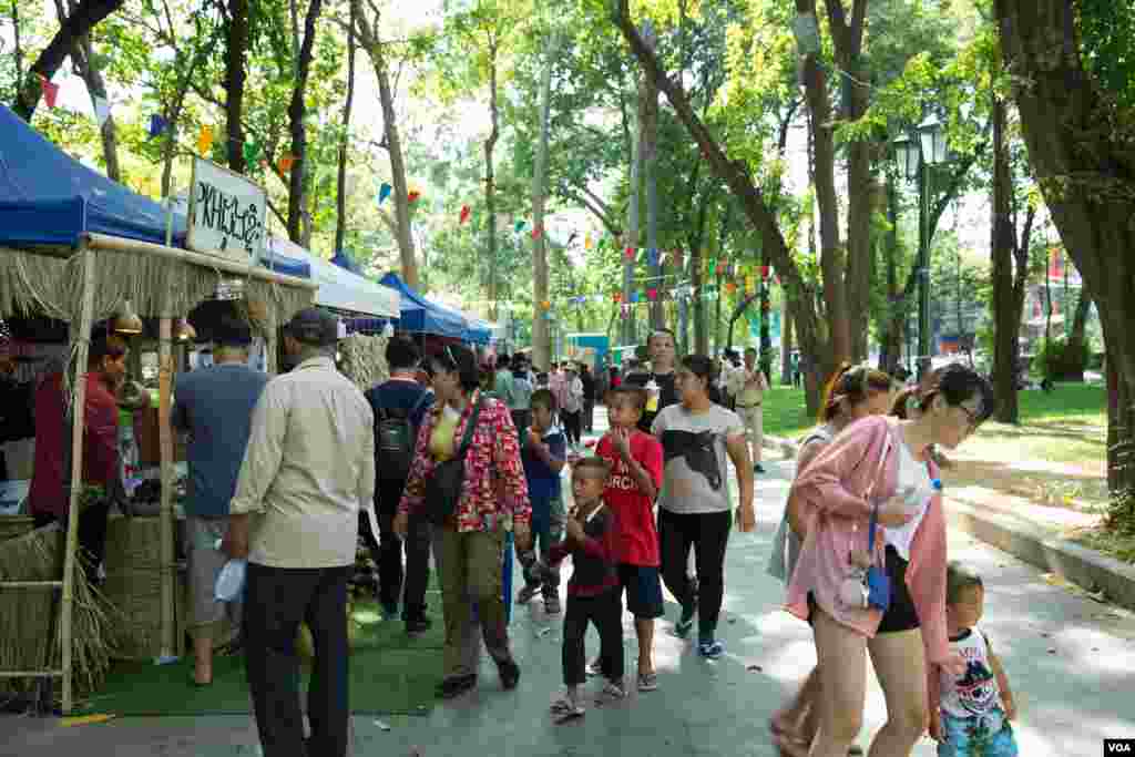 ប្រជាជនខ្មែរមើលស្តង់ទំនិញនៅរមណីយដ្ឋានវត្តភ្នំ អំឡុងកម្មវិធីសង្រ្កាន្តវត្តភ្នំដើម្បីអបអរពិធីបុណ្យចូលឆ្នាំប្រពៃណីខ្មែរនៅក្នុងថ្ងៃទីពីរ កាលពីថ្ងៃទី១៥ ខែមេសា ឆ្នាំ២០១៩ ក្នុងរាជធានីភ្នំពេញ ប្រទេសកម្ពុជា។(ទុំ ម្លិះ/VOA)