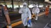 Para petugas menyemprotkan disinfektan di stasiun Gambir, untum mencegah perebakan virus corona di Jakarta (foto: dok). 