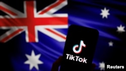 澳大利亚国旗与手机上的TikTok标识图示