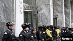 La police de Chicago protège l'entrée d'un immeuble pendant une mars de protestation contre la violence policière à Chicago, Illinois le 24 décembre 2015.