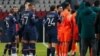 Futbolistas trazan raya en contra del racismo en los estadios