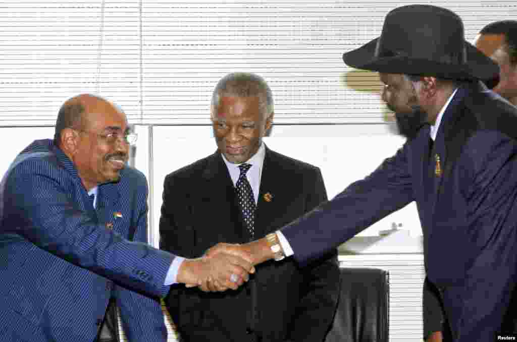 Former South African President Thabo Mbeki (C) looks as Sudanese leader Omar al-Bashir (L) shakes hands with South Sudanese President Salva Kiir at a meeting in January 2013 of the AU panel trying to broker agreement on the disputed region of Abyei. 