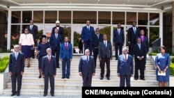 Presidente Filipe Nyusi (no centro, primeira fila) e membros da CNE, Moçambique