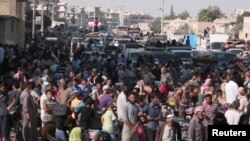 Warga Suriah ketika dievakuasi oleh para pejuang Kurdi Lasykar Demokrasi Suriah (SDF) dari lokasi konflik di Manbij, hari Jumat (12/8).
