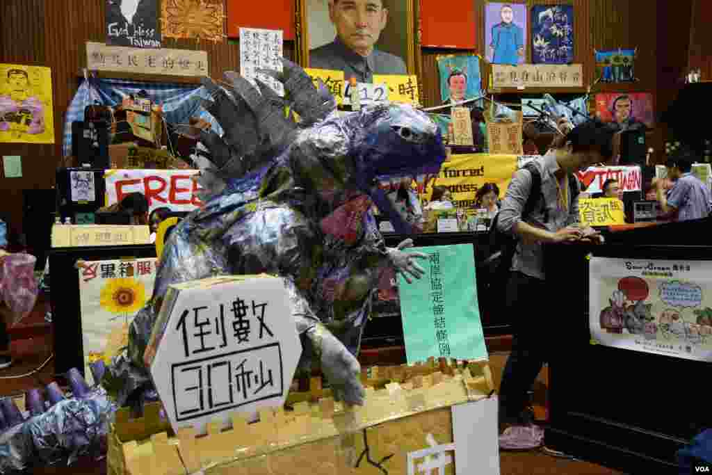 台湾太阳花学运占领立法院第17天(美国之音张佩芝拍摄)