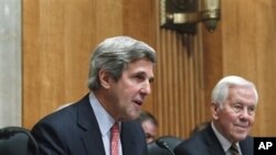 美国参议院外交委员会主席克里（左）（资料照片）