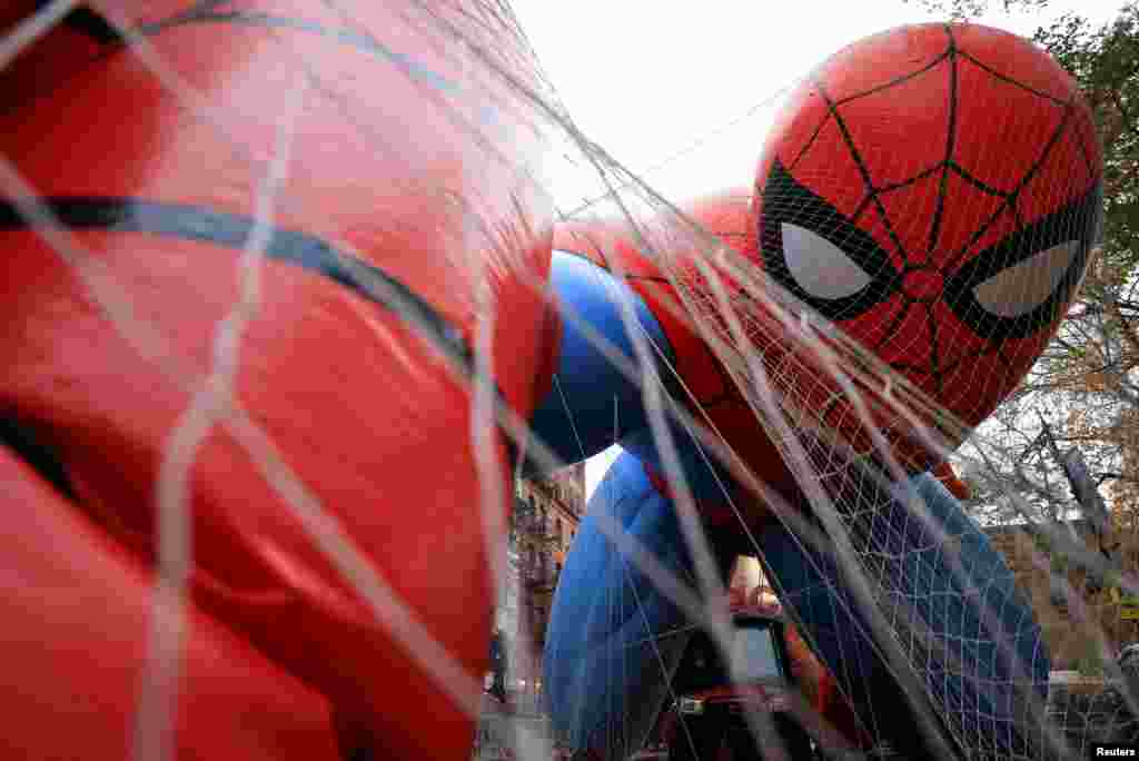 El miércoles 27 de noviembre, la tienda por departamentos Macy's alistaba sus enormes globos para el tradicional desfile del jueves por las calles de Nueva York.