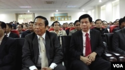 ប្រធាន​តុលាការ​ក្រុង​ភ្នំពេញ​ថ្មី​ លោក តាំង ស៊ុនឡាយ (រូប​ពាក់​ក្រវ៉ាត់​ក​ក្រហម) ត្រូវ​បាន​ប្រកាស​ចូល​កាន់​មុខ​តំណែង​នៅ​ថ្ងៃ​ពុធ​ទី ១៨ ខែ​កុម្ភៈ ឆ្នាំ​២០១៥ នេះ​នៅ​សាលា​ដំបូង​រាជធានី​ភ្នំពេញ បន្ទាប់​ពី​ឧត្តម​ក្រុមប្រឹក្សា​នៃ​ អង្គ​ចៅក្រម​សម្រេច​ដក​លោក​ អាំង មាលតី (រូប​ពាក់​ក្រវ៉ាត់​ក​ពណ៌​ស) ដោយ​សារ​មាន​ការ​មិន​សុខ​ចិត្ត​ពី​លោក​នាយករដ្ឋមន្ត្រី​ ហ៊ុន សែន ក្នុង​សំណុំ​រឿង​ដោះលែង​ឪពុកម្តាយ​ ថោង សារ៉ាត់។ (ហេង រស្មី/VOA)