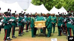 Maafisa wa jeshi wakiwa wamebeba jeneza la hayati mkuu wa jeshi la Nigeria Ibrahim Attahiru aliyefariki katika ajali ya ndege Ijumaa.