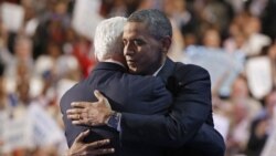 Presiden Barack Obama merangkul mantan Presiden Bill Clinton seusai pidato Clinton, Rabu (5/9).