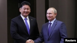 俄羅斯總統普京在索契會見到訪的蒙古總理呼日勒蘇赫。（2019年12月5日）