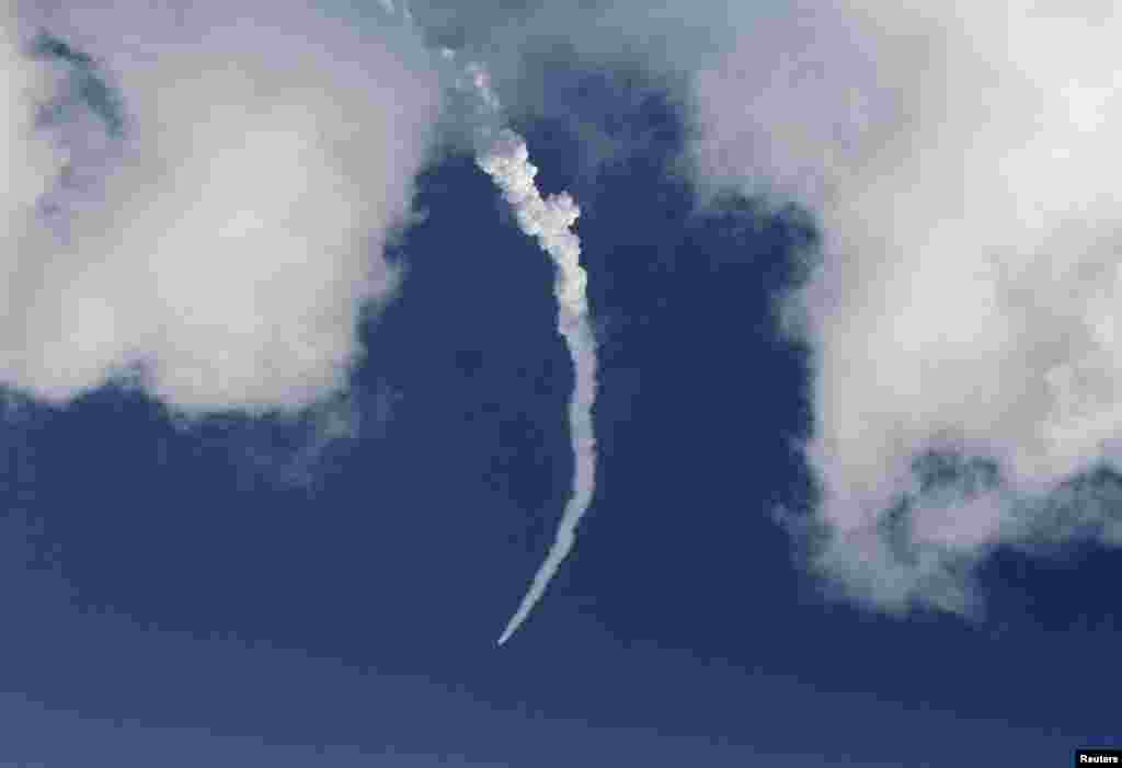 India's Polar Satellite Launch Vehicle, carrying the Mars orbiter, blasts off from Sriharikota, Nov. 5, 2013.