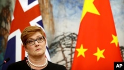 澳大利亞外長佩恩在北京國賓館與中國外長王毅舉行的一次記者會上聽取記者提問。（2018年11月8日）