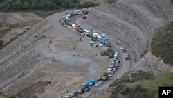 Kolona automobila sa etničkim Jermenima iz Nagorno-Karabaha kreće se ka granici sa Jermenijom (Foto: AP Photo/Vasily Krestyaninov)