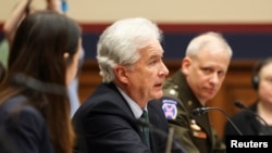 Direktur Badan Intelijen AS (CIA) William Burns (tengah) berbicara di hadapan anggota kongres mengenai "ancaman di seluruh dunia" dalam sidang di Gedung Capitol, Washington, pada 8 Maret 2022. (Foto: Reuters/Evelyn Hockstein)