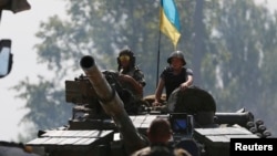 Tentara Ukraina siaga di atas tank mereka di sebuah desa 60 kilometer sebelah timur Donetsk, Ukraina timur (foto: dok).